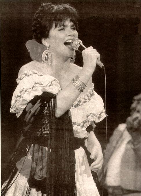 Linda Ronstadt live during her Canciones period in 1986